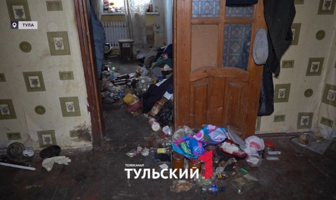 Семейная пара "Плюшкиных" из Щекина превратила в свалки сразу две квартиры