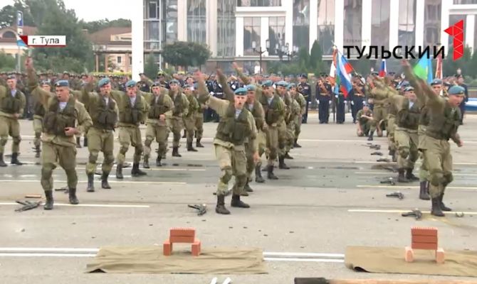 В Госдуме предложили разрешить выпускникам школ служить по контракту