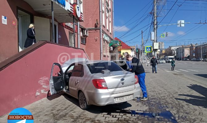 В Туле пострадавшие в ДТП на Октябрьской с въехавшим в дом "Датсуном" госпитализированы