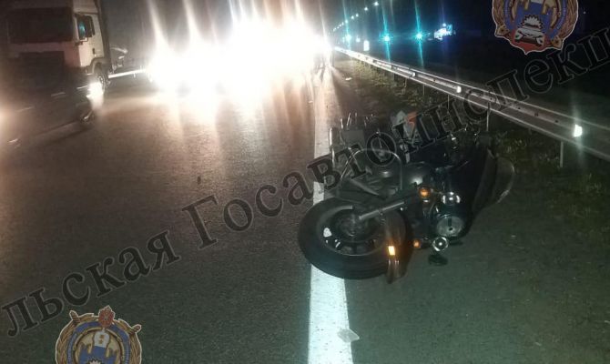 На трассе под Тулой мотоцикл попал под колеса двух автомобилей