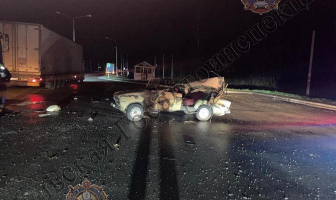 В Веневском районе «ВАЗ-21063» врезался в грузовой Mercedes с прицепом