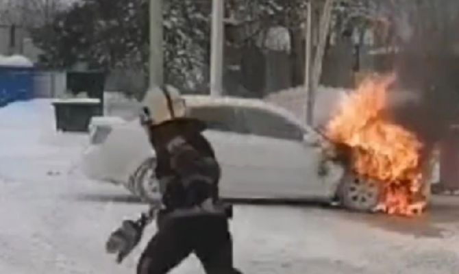 На улице Рязанской в Туле на АЗС загорелся автомобиль