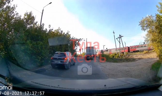 В Туле спешащего водителя на железнодорожном переезде едва не переехал поезд