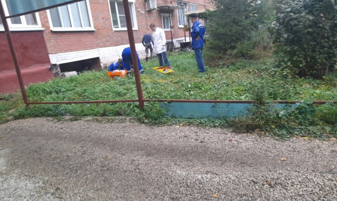 В Узловой женщина выпала из окна 4-го этажа