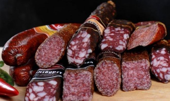 Ученые российского центра питания рассказали, как колбаса, сыр и соусы вредят здоровью