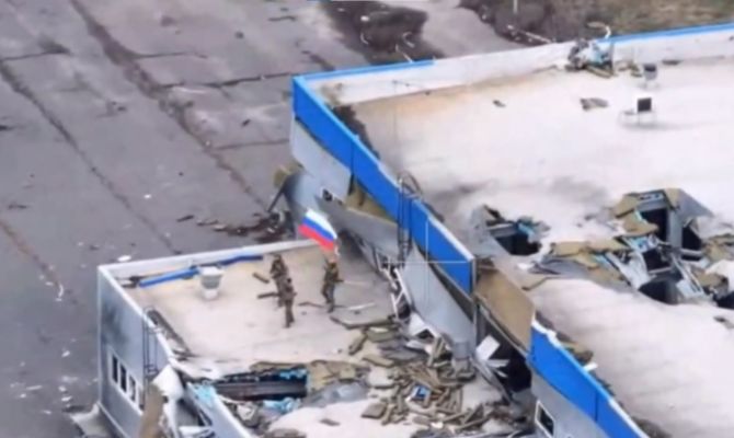 Тульские десантники подняли флаг России над пропускным пунктом "Суджа" в Курской области