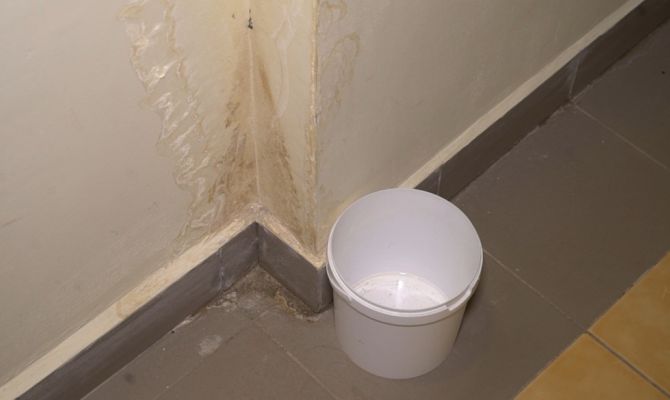 В новостройке протекает крыша: что делать жильцам