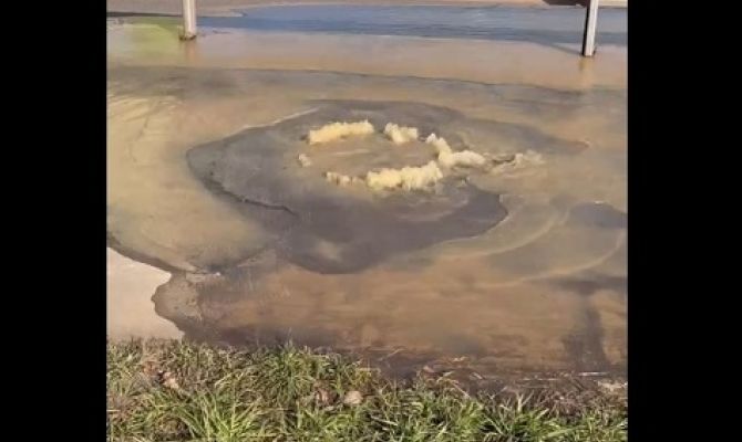 Улицу Хворостухина в Туле второй день заливает кипяток