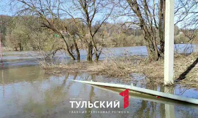 Низководный мост под Чекалиным полностью скрылся под водой