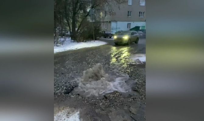На Новомосковской улице в Туле из-под земли течет вода