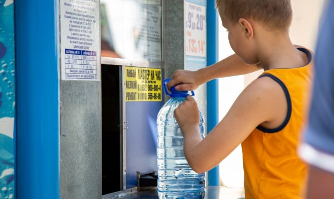 В Туле продолжают бесплатно раздавать воду