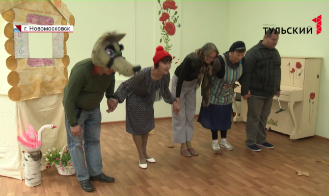 Новомосковские "серебряные волонтеры" помогают в центре социального обслуживания