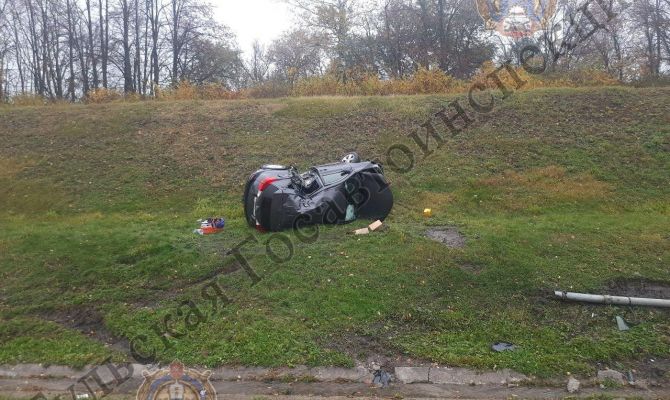В Тульской области Toyota RAV4 снесла дорожный знак и опрокинулась
