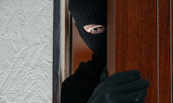 Щёкинский домушник украл телевизор и приставку