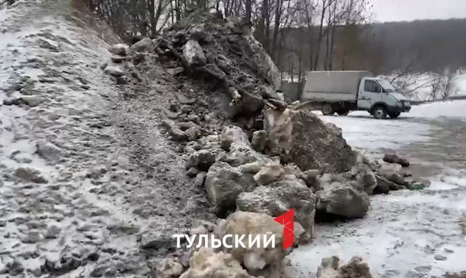 На берегу Воронки нашли сугробы из грязного снега выше человеческого роста