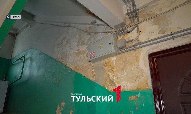 Черная плесень полгода захватывает стены пятиэтажки в Туле