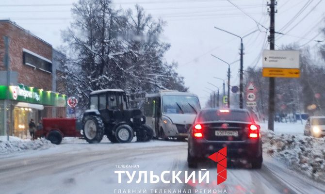 В Туле трактор столкнулся с пассажирским автобусом