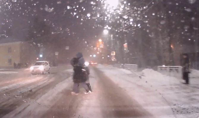 В Туле женщина с ребенком вышла прямо под колеса автомобиля