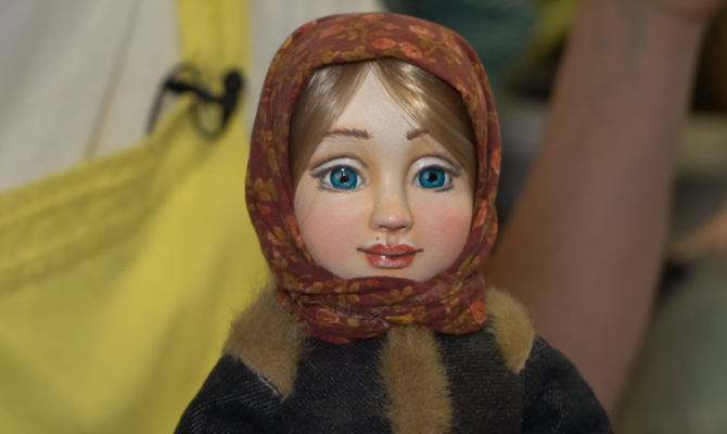 В Туле мастер-самоучка создает глиняные куклы стоимостью 80 тысяч рублей