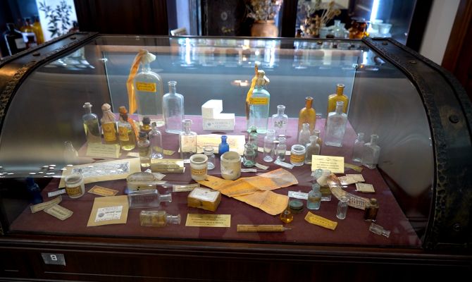 Яд от мигрени и газировка при язве желудка: чем лечились туляки в XIX веке