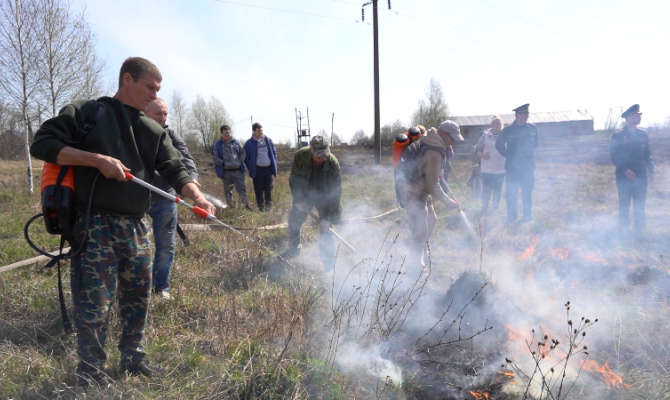 Чтобы ветер дул в спину: тульские спасатели учат селян тушить горящий сухостой
