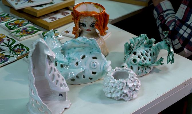 Добавить творчества и общения: в Туле пенсионеров бесплатно обучают искусству лепки из глины