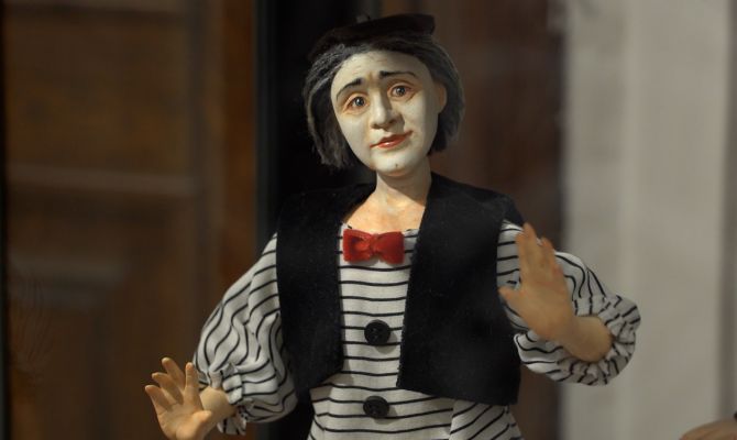 В Туле мастер-самоучка возвращает моду на куклы из глины: как они создаются