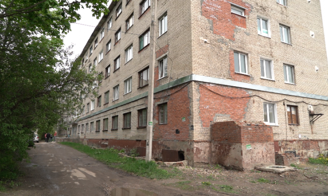 Вода идет с 5 по 1 этаж: в Новомосковске старое общежитие «идет ко дну»