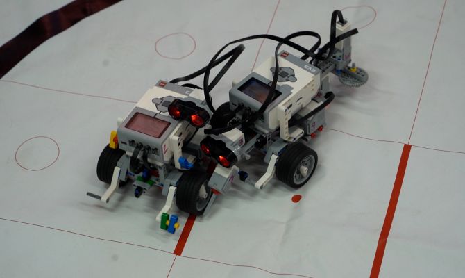 Тульские школьники собрали роботов-сумоистов и робопсов