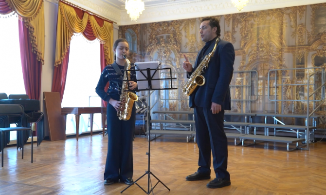 Закрыть рот и не поднимать плечи: юных туляков научили правильной игре на саксофоне