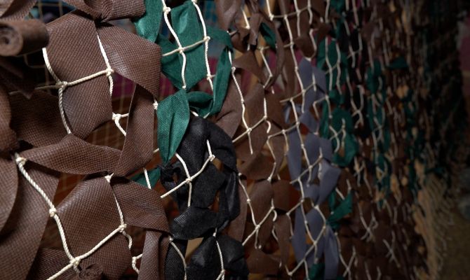 Офицер в отставке из Ясногорска научился плести сети, чтобы помочь землякам в СВО