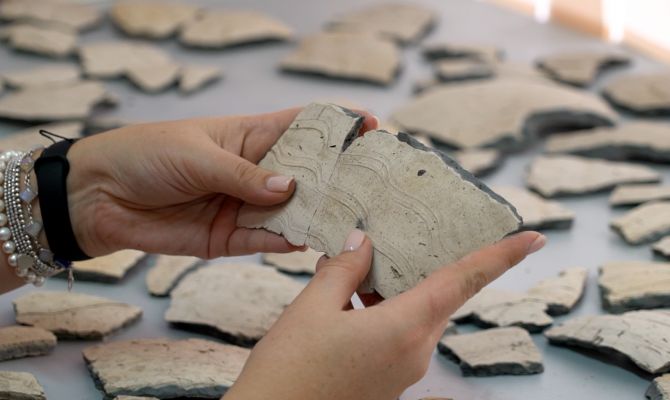 В Туле начали по кусочкам восстанавливать глиняный сосуд времен Куликовской битвы
