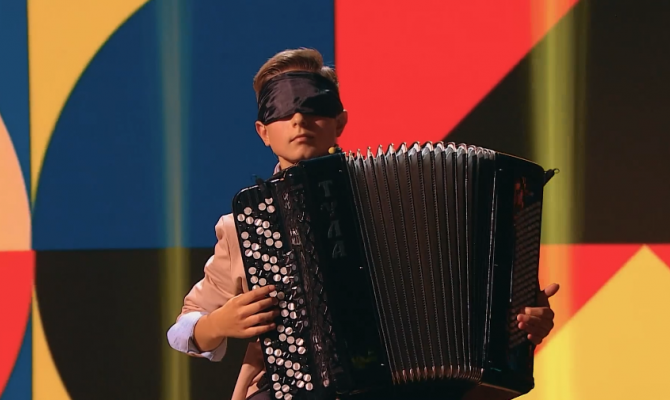«Слепой музыкант»: тульский вундеркинд покорил жюри ТВ-шоу необычной манерой игры