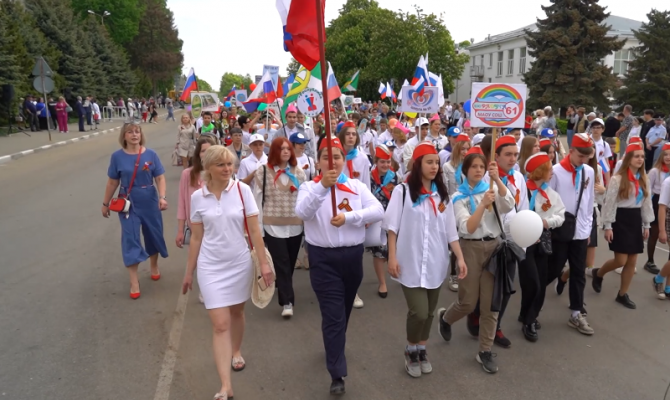 В День детских общественных объединений в Узловой прошел марш школьников