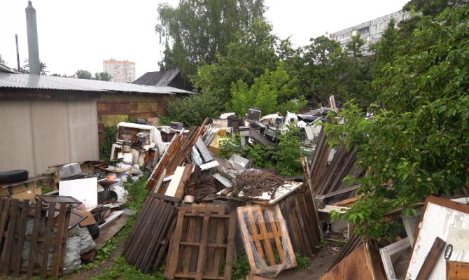 Туляк превратил двор частного дома в свалку: как заставить соседа убрать мусор