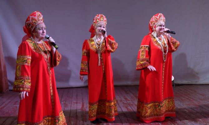 «Мама Люба, копай»: тульский ансамбль исполняет известные хиты на необычный лад