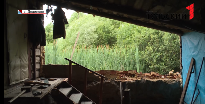 Стена хозпостройки обвалилась в селе Дедилово