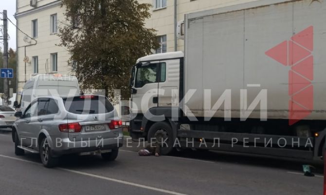 В центре Тулы мужчина погиб под колесами грузовика