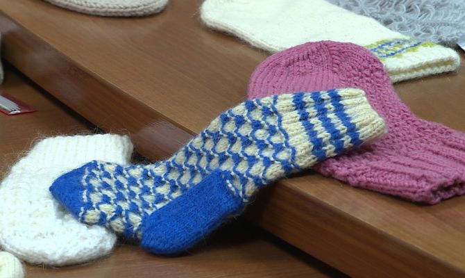 Тульские пенсионерки связали шерстяные носки для участников спецоперации