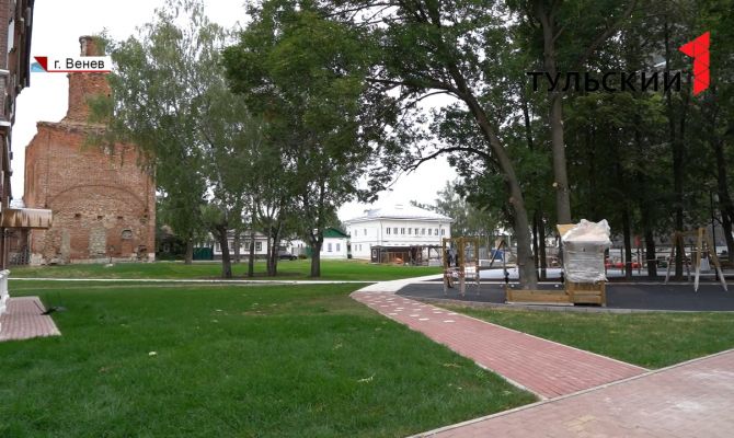 Амфитеатр, артобъекты и авторская мебель: в Веневе благоустраивают Красную площадь