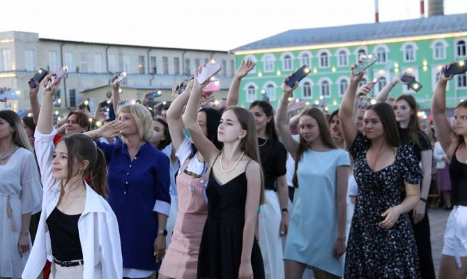 На Казанской набережной в Туле прошел Бал выпускников-2022