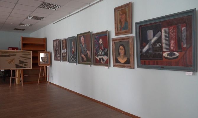 Автопортрет из старых газет: в Туле открылась выставка необычного художника