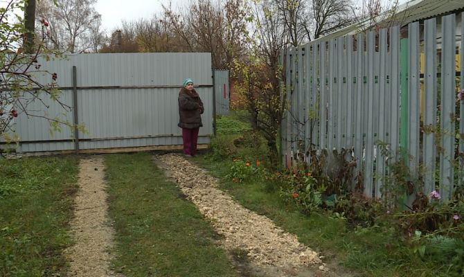 В Донском жительница поселка выкупила дорогу и поставила на ней забор