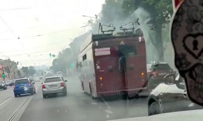 На улице Октябрьской в Туле задымился троллейбус