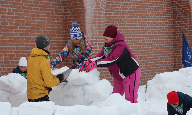 В Тульском кремле прошли соревнования по постройке снежных хижин