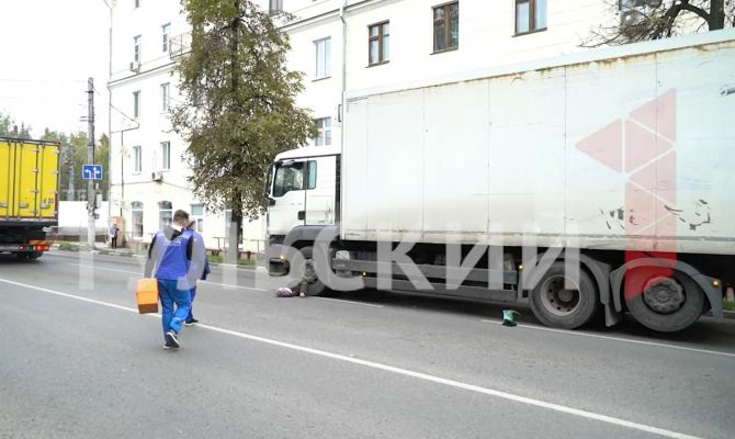 На улице Станиславского в Туле грузовик переехал мужчину: кадры с места трагедии (18+)