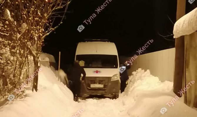 В тульском поселке Первомайский машина скорой помощи застряла в сугробе