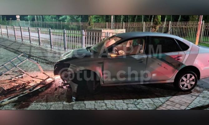 В Туле при попытке уйти от преследования ДПС машина каршеринга снесла забор
