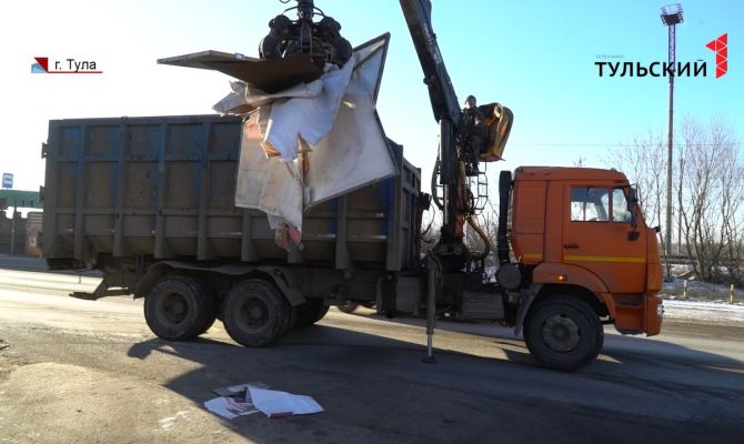 Крайняя мера: для борьбы с незаконной рекламой на улицы Тулы вышла тяжелая техника