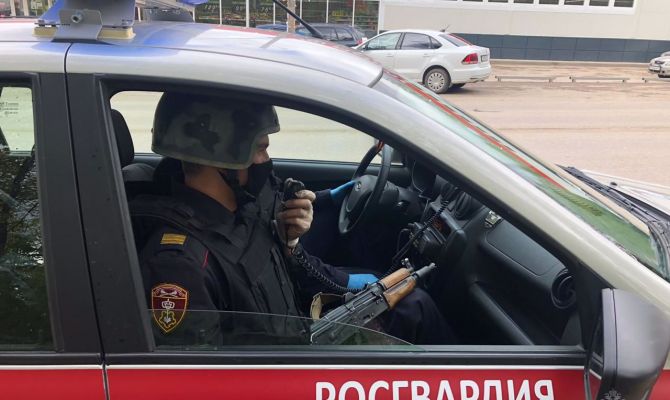 "Тульская резня бензопилой": неадекватный мужчина угрожал посетителям бара своим инструментом